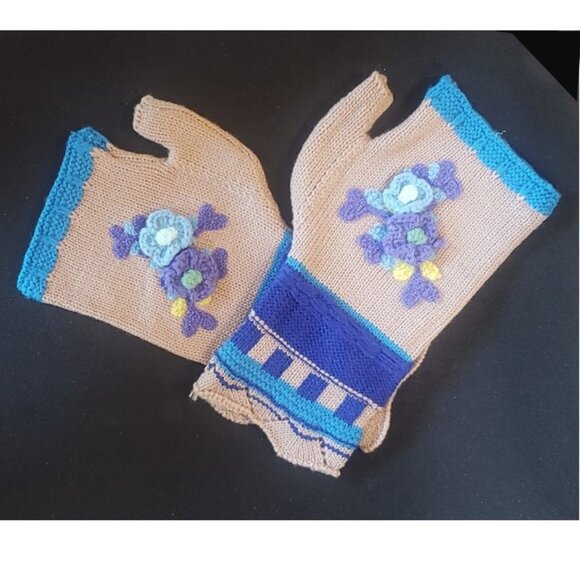 NWOT Fingerless Gloves with Crochet Flowers - Picture 5 of 5